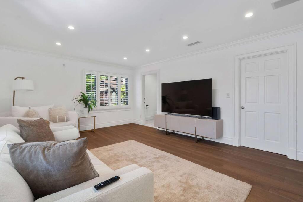 New Stunning Hollywood Hills Mansion With Pool And Views Villa Los Angeles